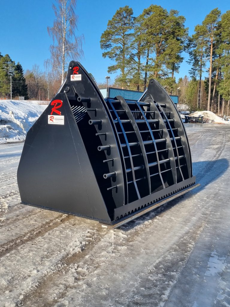 Lättmaterialskopa framifrån med påmonterad griparm